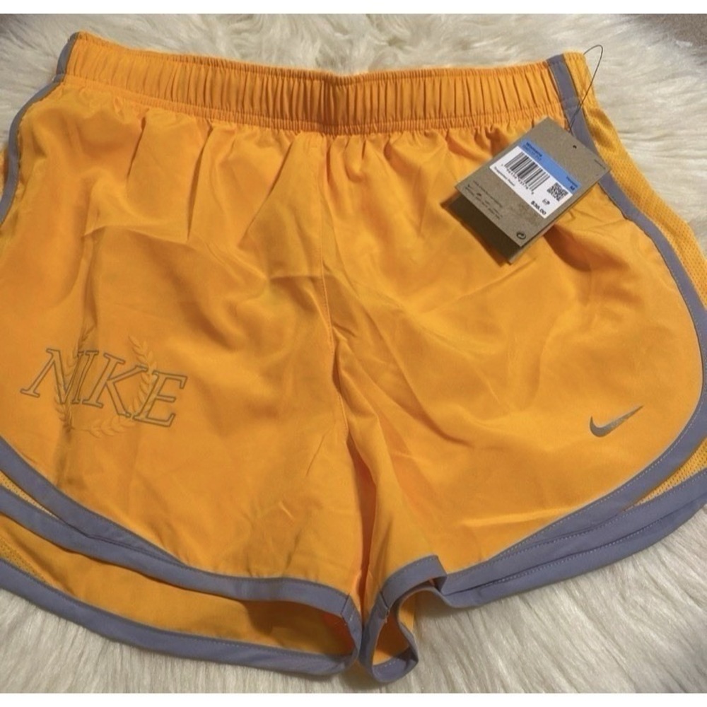 Nike Women's Dri-FIT Tempo Graphic Shorts